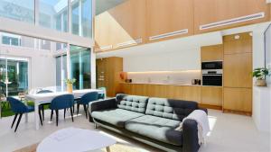 Køkken eller tekøkken på Villa Miya - Clever Details, walking distance from the Marina, restaurants, bakeries and supermarkets,, free wifi, pool