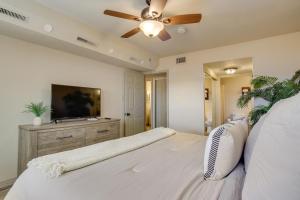 - une chambre avec un grand lit et un ventilateur de plafond dans l'établissement Yuma Vacation Rental with Community Pool!, à Yuma