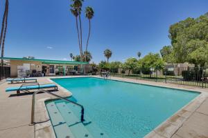 - une piscine dans un complexe avec des palmiers dans l'établissement Yuma Vacation Rental with Community Pool!, à Yuma