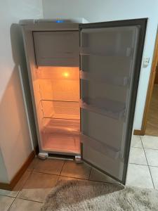 an empty refrigerator with its door open in a kitchen at Apartamento no tropical executive hotel com varanda, 1 cama de casal e 2 camas de solteiro in Manaus