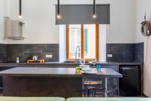 A kitchen or kitchenette at Piccola Venezia Canal View Charming Flat Még 9 kép