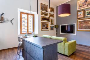 A television and/or entertainment centre at Piccola Venezia Canal View Charming Flat