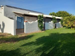Vonkajšia záhrada v ubytovaní Apartamentos Cala Isabel