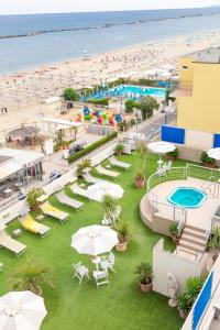 eine Luftansicht eines Resorts mit Strand in der Unterkunft Hotel Igea Spiaggia in Bellaria-Igea Marina