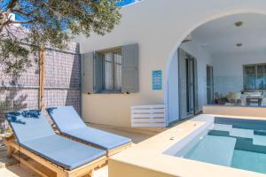 Bassein majutusasutuses Villa with View of Agios Ioannis and Pool with Jacuzzi või selle lähedal