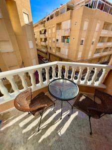 - Balcón con mesa y sillas en un edificio en Capitan Friday Apartments, en Torrevieja