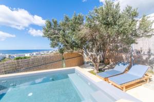 Bazén v ubytování Villa with View of Agios Ioannis and Pool with Jacuzzi nebo v jeho okolí