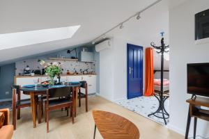 Televízia a/alebo spoločenská miestnosť v ubytovaní Zoliborz P&O Serviced Apartments