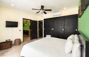 En eller flere senge i et værelse på Mamitas Village by Casago + 24 billeder