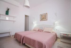 Voodi või voodid majutusasutuse Villa with View of Agios Ioannis and Pool with Jacuzzi toas