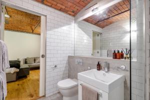 Mandega House في شيفيلد: حمام مع حوض ومرحاض