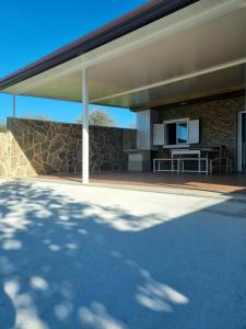 - un bâtiment avec une terrasse dotée d'un mur en pierre dans l'établissement Casa Alcabre (Samil), à Vigo