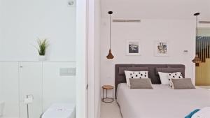 En eller flere senge i et værelse på Villa Miya - Clever Details, walking distance from the Marina, restaurants, bakeries and supermarkets,, free wifi, pool + 46 billeder