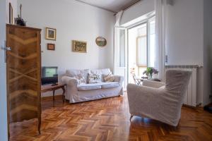 sala de estar con sofá y silla en B&B Il Rosmarino, en Cortona