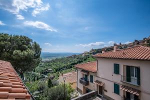 una vista desde los tejados de las casas de una ciudad en B&B Il Rosmarino, en Cortona