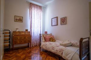 1 dormitorio con cama, vestidor y cuna en B&B Il Rosmarino, en Cortona