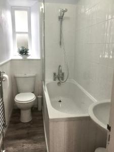 een badkamer met een bad, een toilet en een wastafel bij Chapelhill Hideaway Isle of Bute licence AR00654F in Rothesay