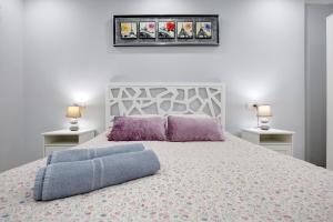 a bedroom with a large bed with purple pillows at Apartamento 7 dioses in Puerto del Rosario