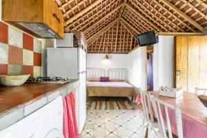 una cucina con frigorifero e un letto in una camera. di Casa La Castañuela a El Palmar