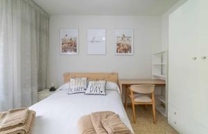 um quarto com uma cama com duas almofadas em Ático Las Viñas em Zamora