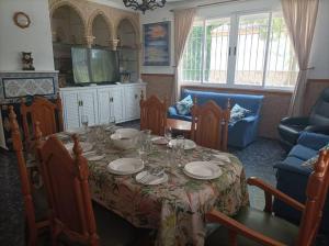 un comedor con una mesa con platos y vasos. en Villa Bendición - Subbética Cordobesa, en Doña Mencía 8 fotos más