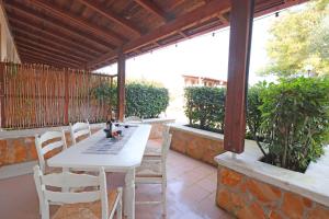 una mesa blanca y sillas en un patio en Torre Santo Stefano en Otranto