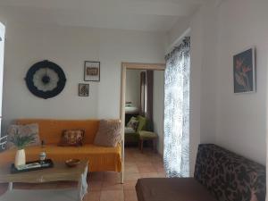 ein Wohnzimmer mit einem Sofa und einem Tisch in der Unterkunft Foivos Seaside Apartments in Agios Georgios
