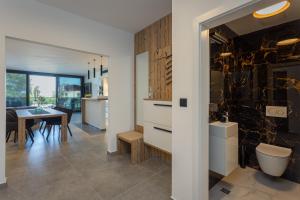 Et badeværelse på Fortuna Deluxe Apartment + 55 billeder