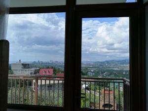 una ventana con vistas a la ciudad en Gonio Hills • Batumi en Batumi