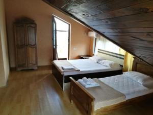 Habitación con 2 camas y ventana en Gonio Hills • Batumi en Batumi