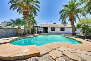 Swimmingpoolen hos eller tæt på Yuma Vacation Rental with Private Pool and Patio!