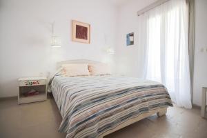 Voodi või voodid majutusasutuse Villa with View of Agios Ioannis and Pool with Jacuzzi toas