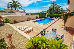 einen Hinterhof mit einem Pool und einer Villa in der Unterkunft Alice - holiday home with private swimming pool in Benissa in Benissa