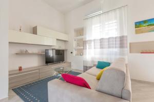 sala de estar con sofá y TV en Villetta Adriatico Blu by BarbarHouse, en San Cataldo