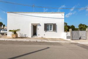 una casa blanca al lado de una calle en Villetta Adriatico Blu by BarbarHouse, en San Cataldo