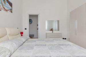 1 dormitorio blanco con 1 cama grande y lavamanos en Villetta Adriatico Blu by BarbarHouse, en San Cataldo