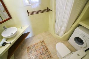 Vannituba majutusasutuses Villa with View of Agios Ioannis and Pool with Jacuzzi