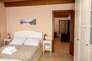a bedroom with a bed with two towels on it at Ca' Tintoretto in Venice