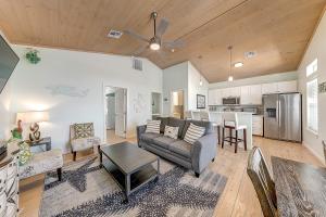 una sala de estar con un sofá y una mesa en Eskridge Gem Unit B, en Port Aransas