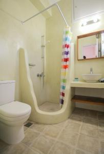 Vannituba majutusasutuses Villa with View of Agios Ioannis and Pool with Jacuzzi