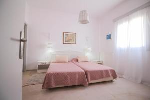 Voodi või voodid majutusasutuse Villa with View of Agios Ioannis and Pool with Jacuzzi toas