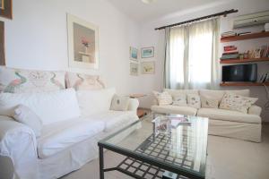 Istumisnurk majutusasutuses Villa with View of Agios Ioannis and Pool with Jacuzzi