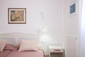 Voodi või voodid majutusasutuse Villa with View of Agios Ioannis and Pool with Jacuzzi toas