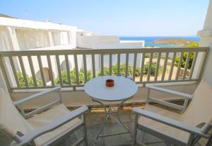 Rõdu või terrass majutusasutuses Villa with View of Agios Ioannis and Pool with Jacuzzi