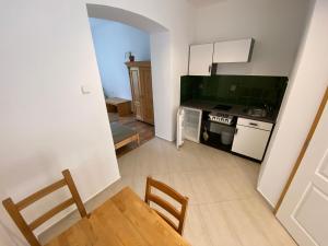 eine Küche und ein Esszimmer mit einem Tisch und Stühlen in der Unterkunft Family Lorenz & Coffee House in Prag