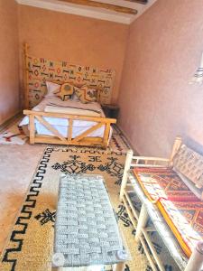 sypialnia z łóżkiem i dwoma stołami w obiekcie La Perle d'adassil 