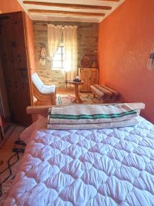 sypialnia z dużym łóżkiem w pokoju w obiekcie La Perle d'adassil 