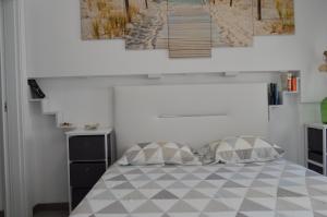 een slaapkamer met een bed en een schilderij aan de muur bij Casinha das Papoilas in Lagos