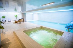 a large swimming pool in a room at Edificio Acqualina in Quito