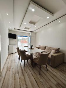 uma sala de estar com uma mesa e um sofá em Apartment ”Sand” on island Šolta em Nečujam